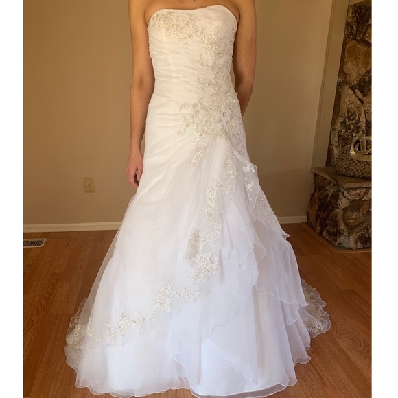 David’s Bridal Wedding Dress - Picture 1 of 6
